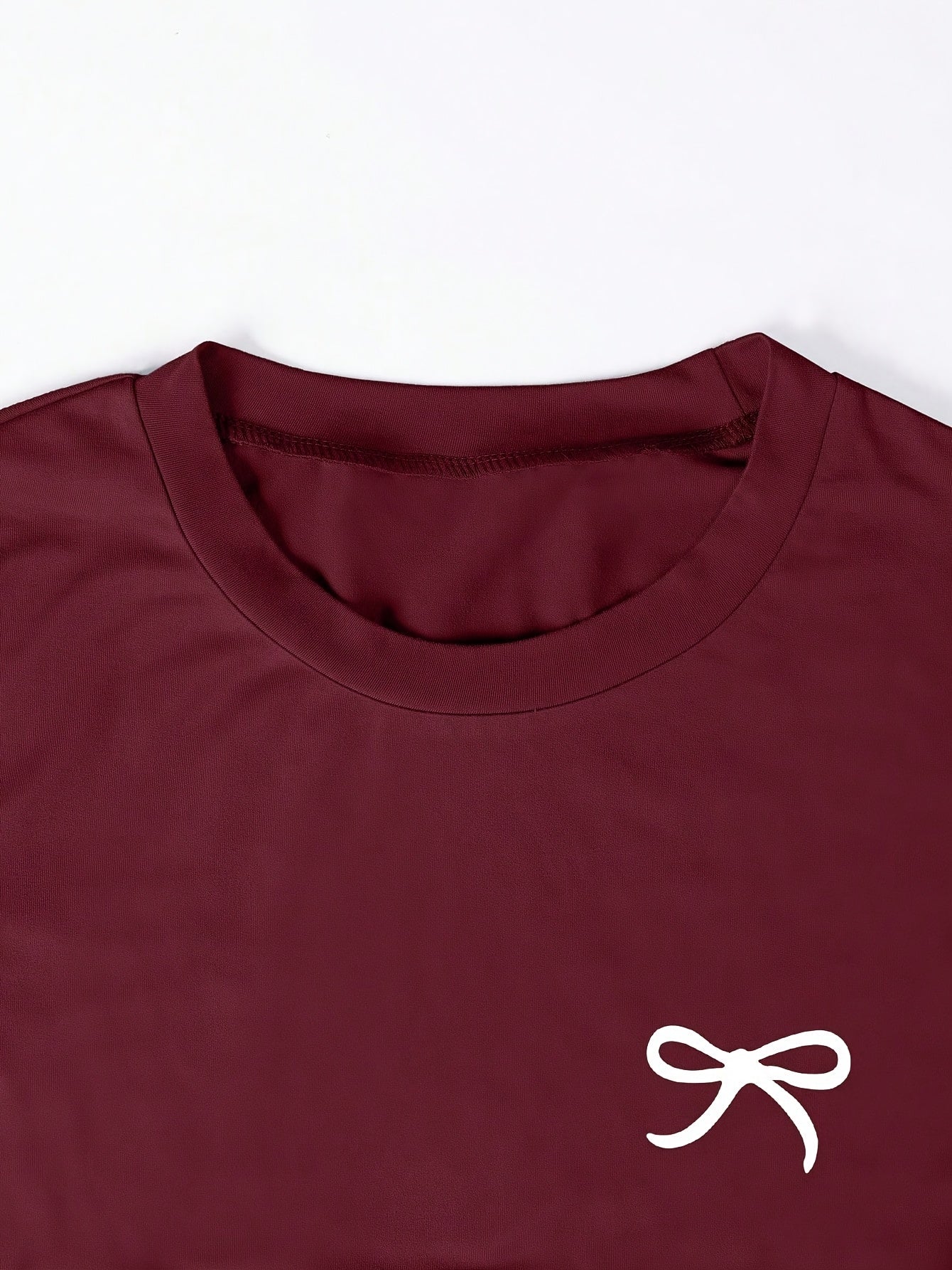 T-shirt femme casual chic à manches courtes avec nœud brodé, style élégant pour usage quotidien
