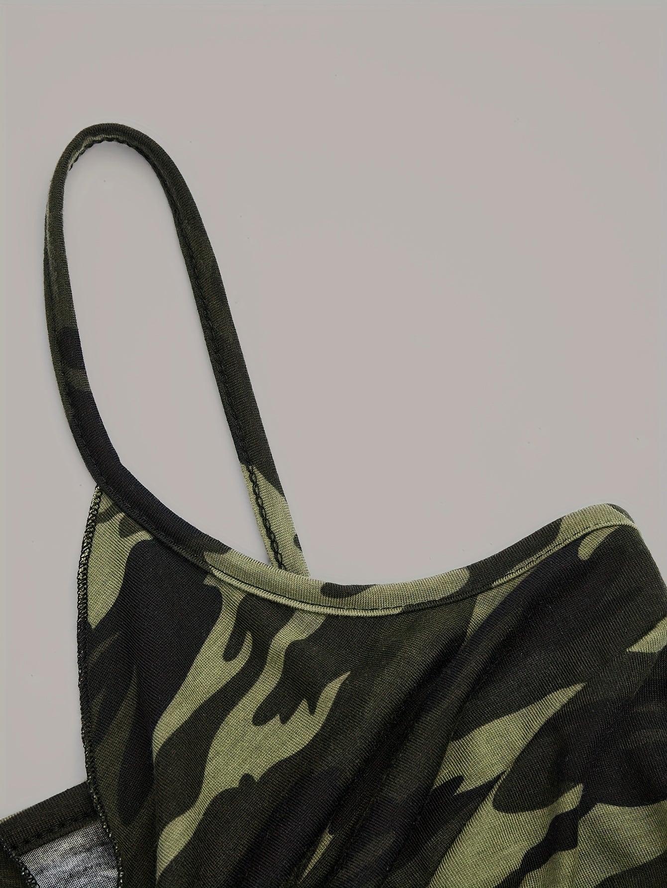 Damen-Camisole-Top im urbanen Stil mit Camouflage-Print und Knoten-Detail