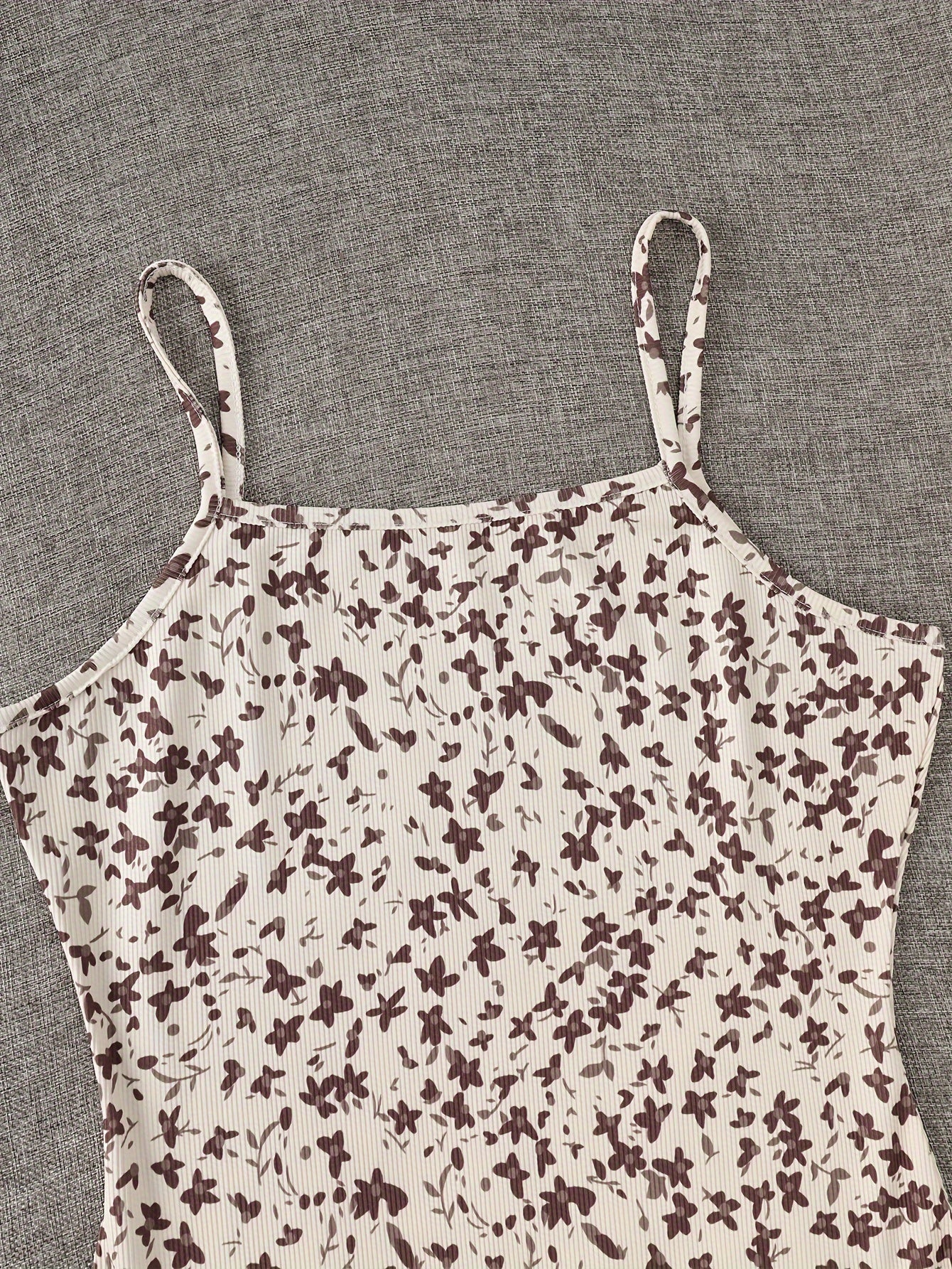 Abito floreale elegante con bolero annodato da donna, outfit chic per primavera ed estate