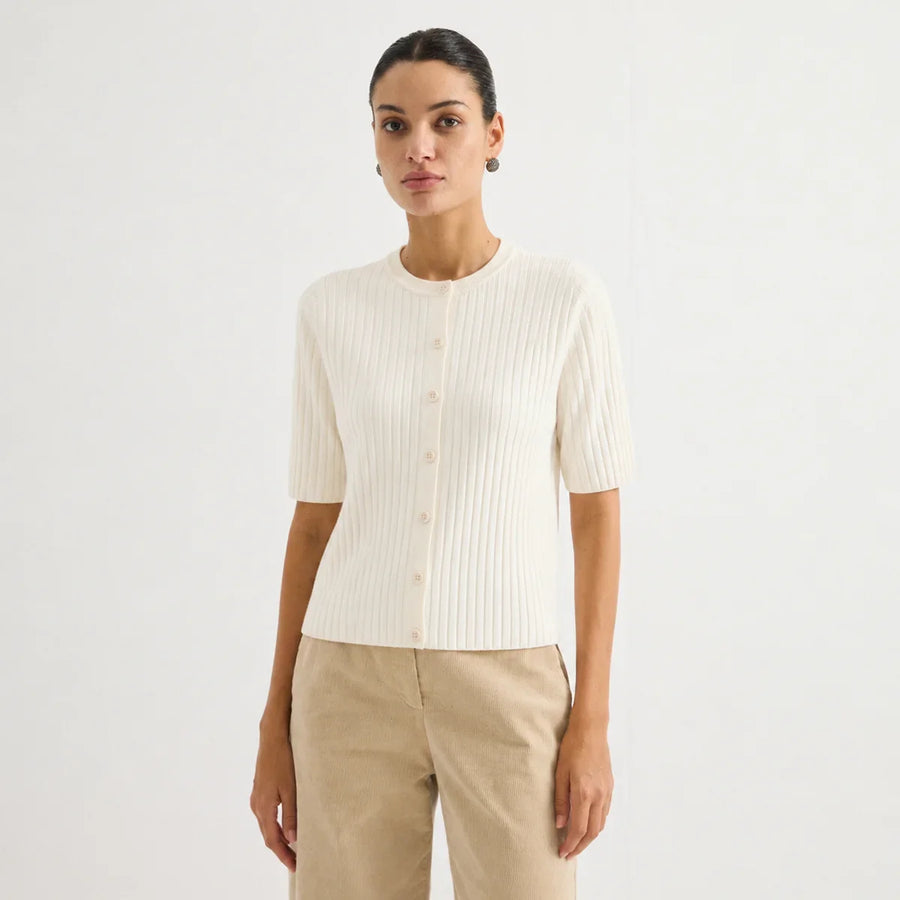 Gerippte Damenstrickjacke mit kurzen Ärmeln, Knopfleiste und Rundhalsausschnitt