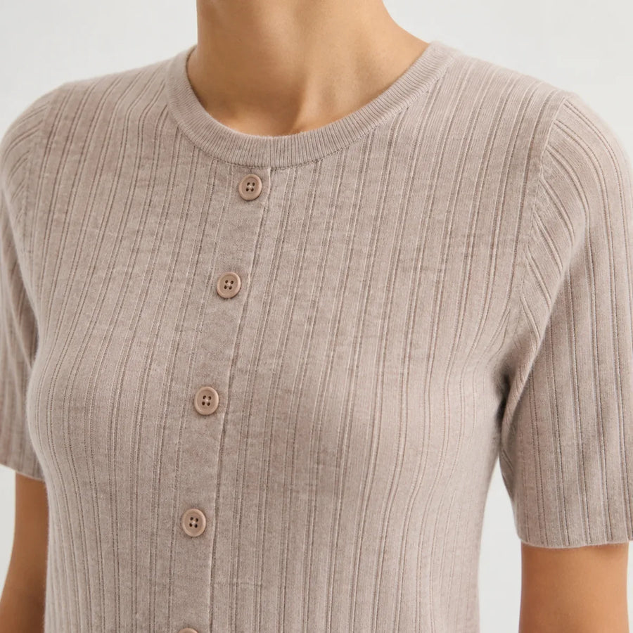 Gerippte Damenstrickjacke mit kurzen Ärmeln, Knopfleiste und Rundhalsausschnitt