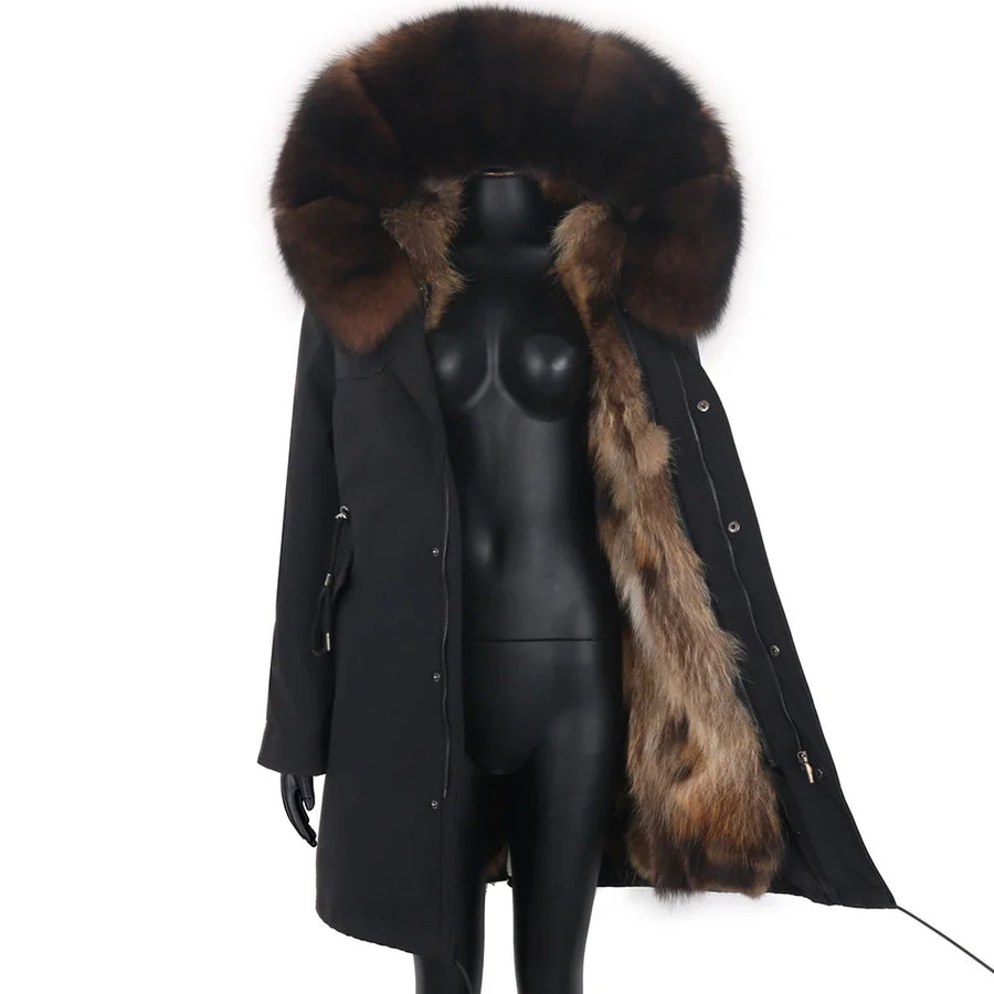 Lang svart parkas for kvinner med hette og fôr i fuskepels