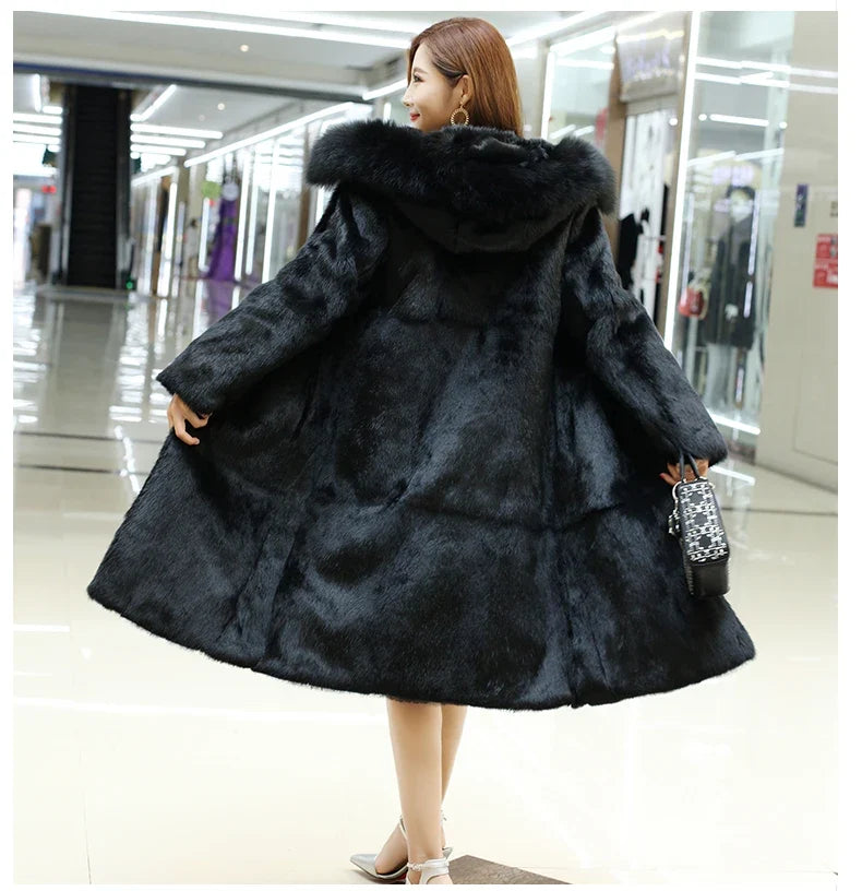 Cappotto lungo da donna nero con cappuccio in ecopelliccia, morbido e caldo