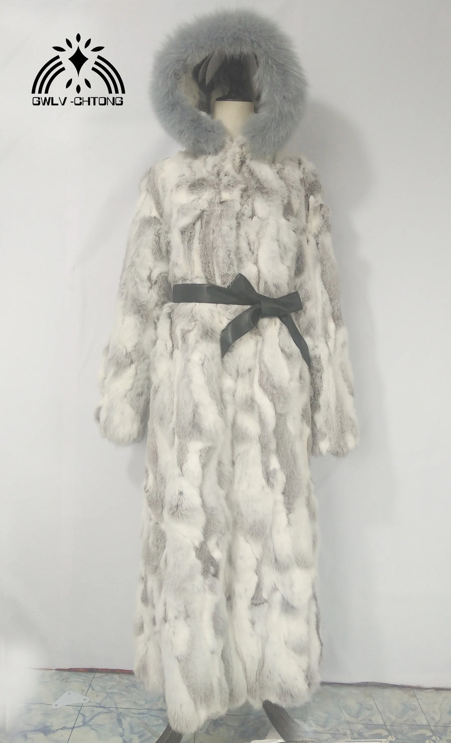 Cappotto lungo con cappuccio in ecopelliccia bicolore grigia e bianca con cintura