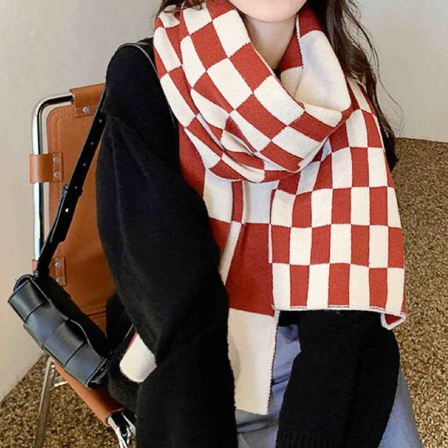 Gebreide sjaal met rood-crèmekleurig dambordpatroon