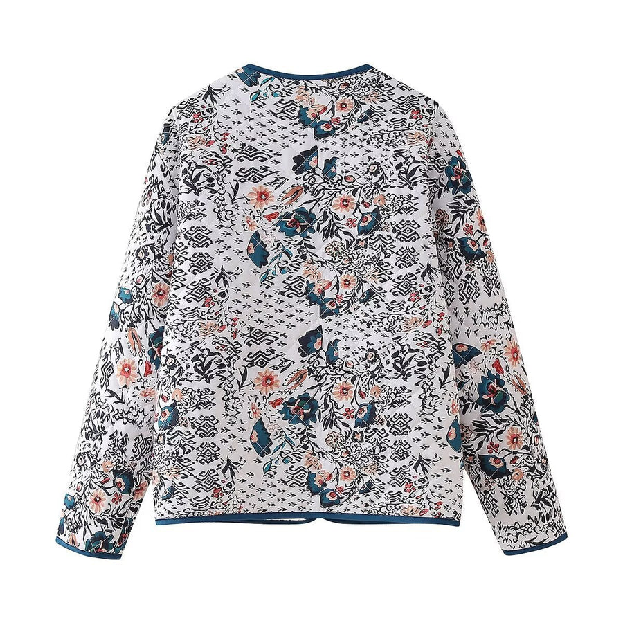 Quiltet jakke med blomster- og geometrisk mønster, kontrastkanter og bohemestil
