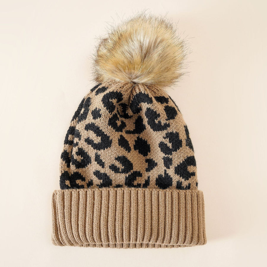 Gorro de punto con estampado de leopardo y pompón efecto piel