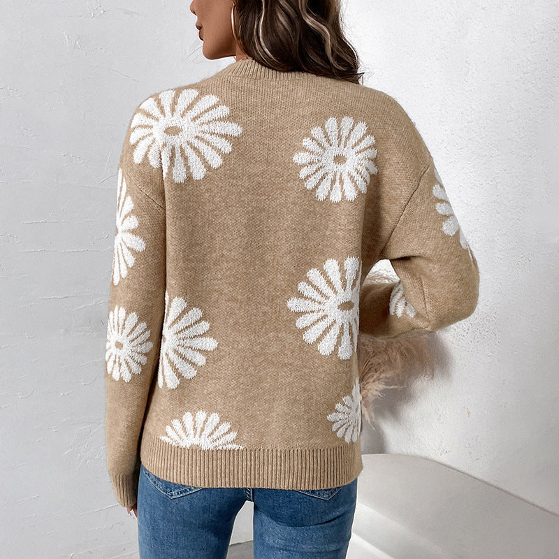 Beige gebreide trui met wit bloemenmotief en ronde hals