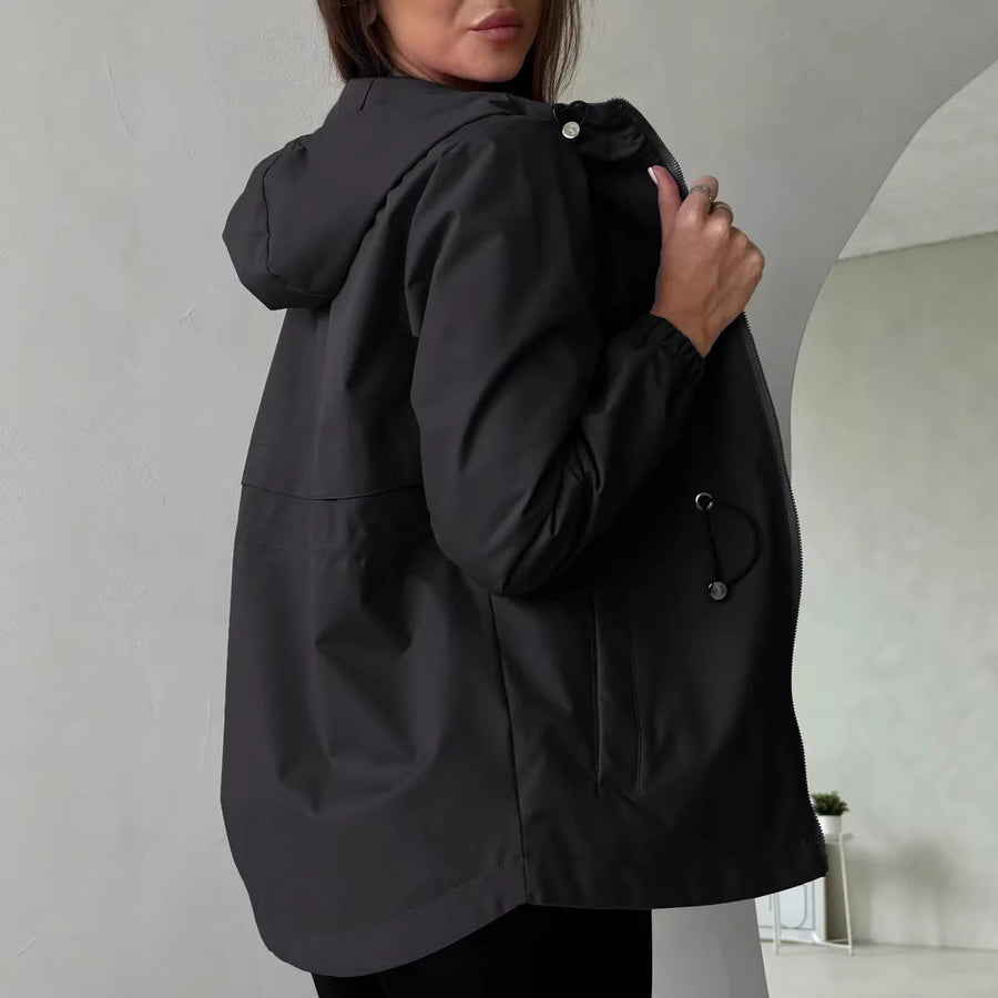 Lichte damesjas met capuchon en aantrekkoord in de taille
