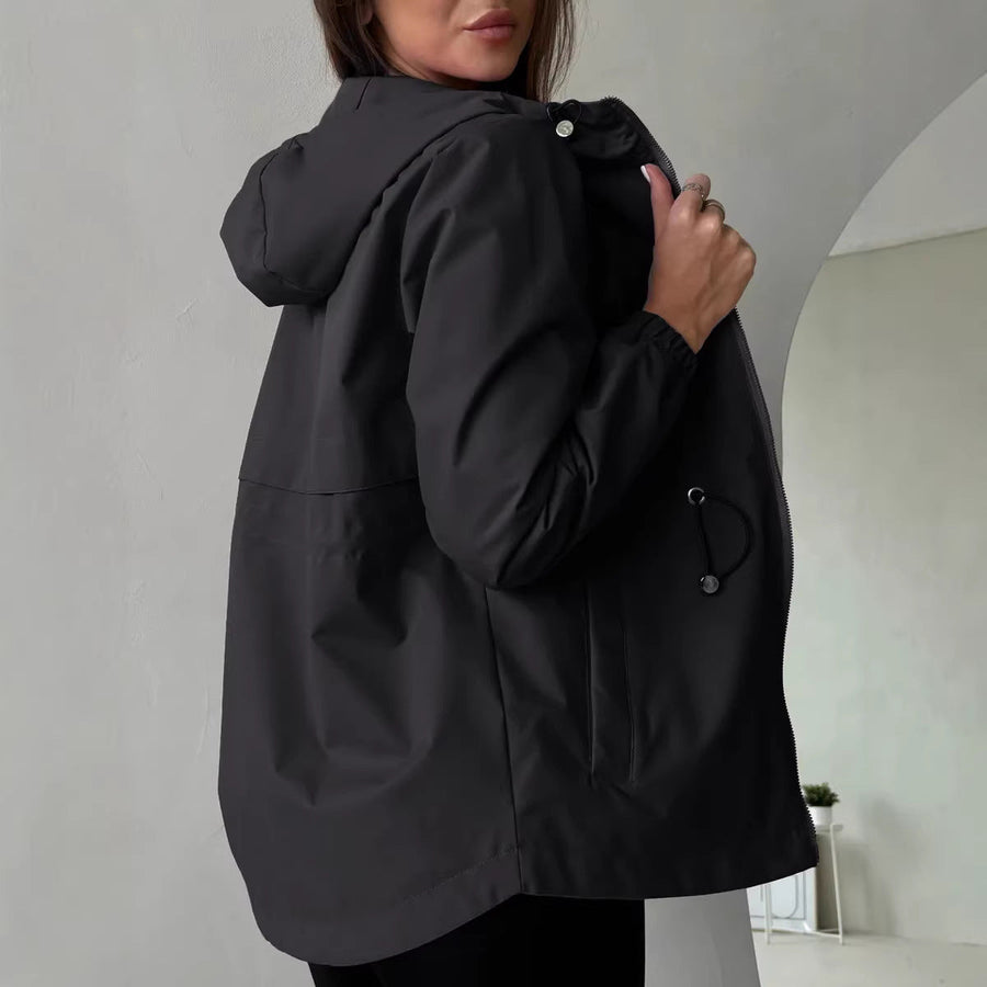 Lichte damesjas met capuchon en aantrekkoord in de taille