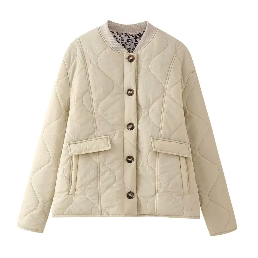 Chaqueta acolchada corta negra de cuello redondo con botones y bolsillos