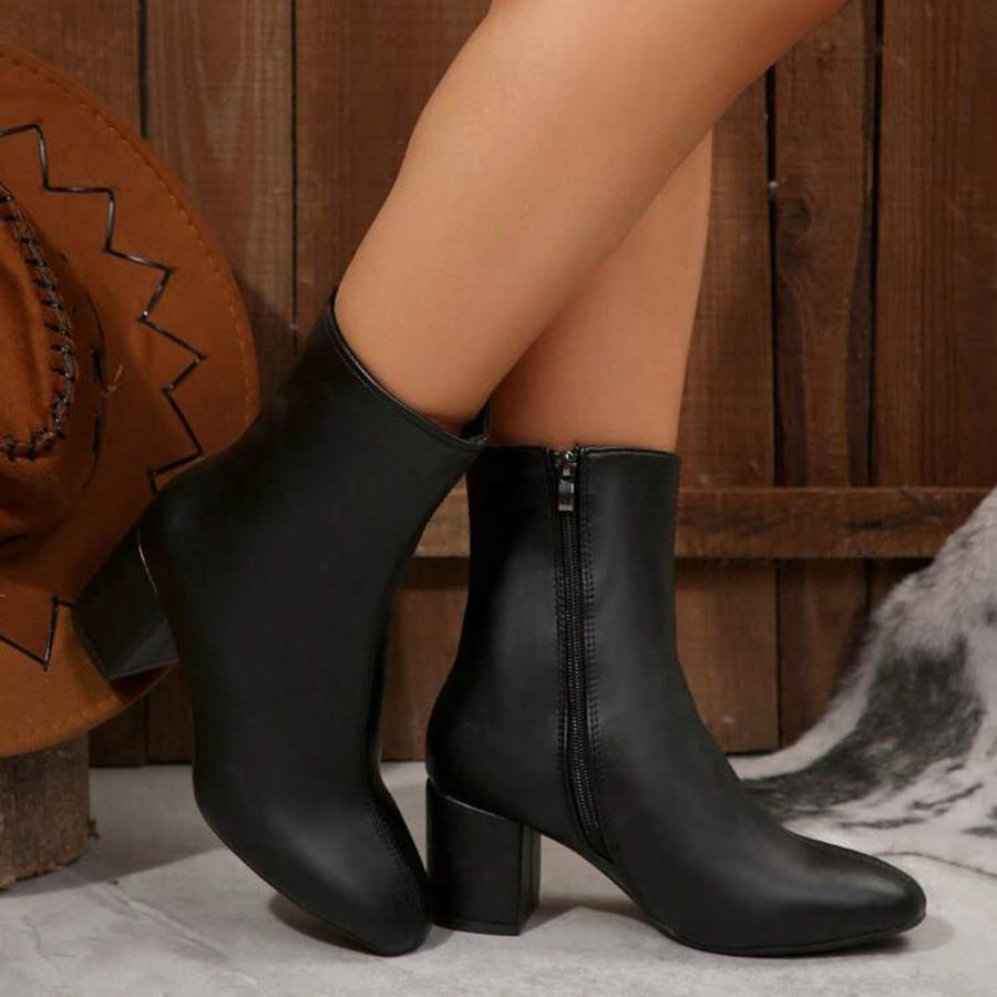 Damesbottines met blokhak en spitse neus, met rits aan de zijkant