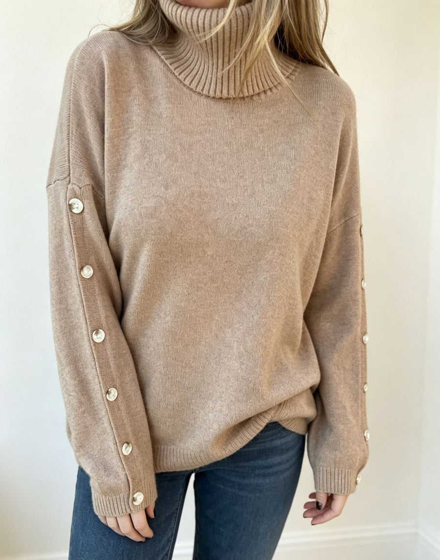 Jersey de cuello alto beige para mujer con botones decorativos en las mangas