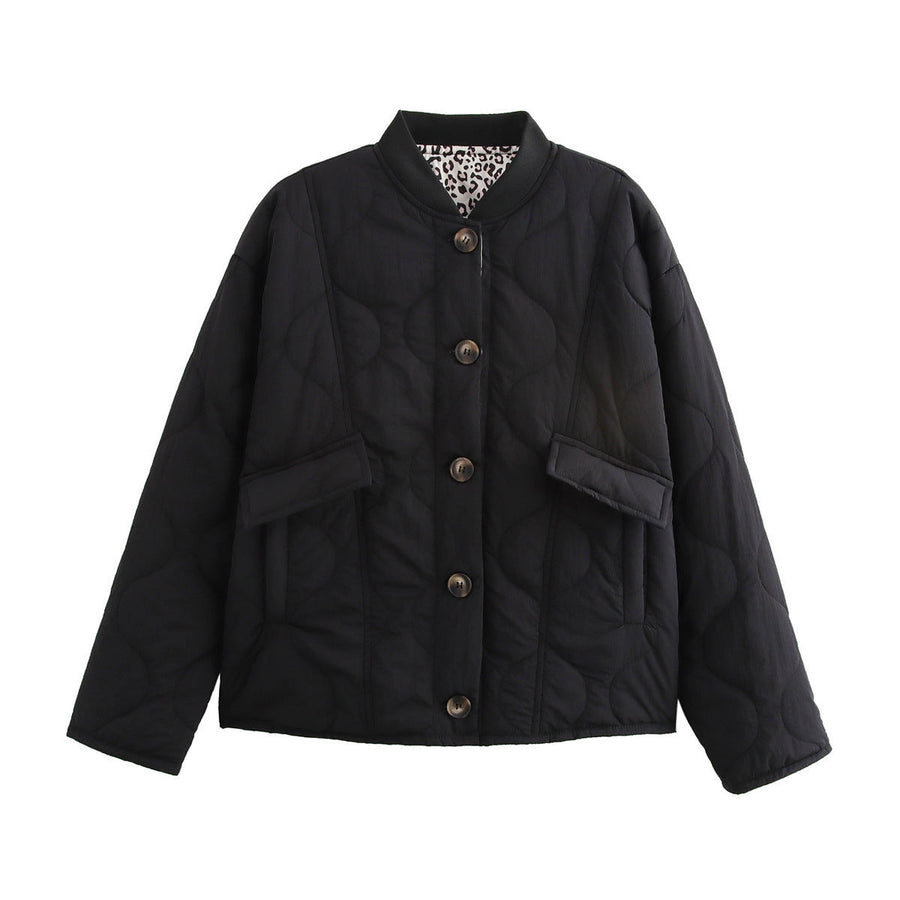 Chaqueta acolchada corta negra de cuello redondo con botones y bolsillos