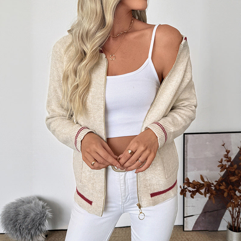 Gestrickte Damen-Bomberjacke in Creme mit roten Streifen