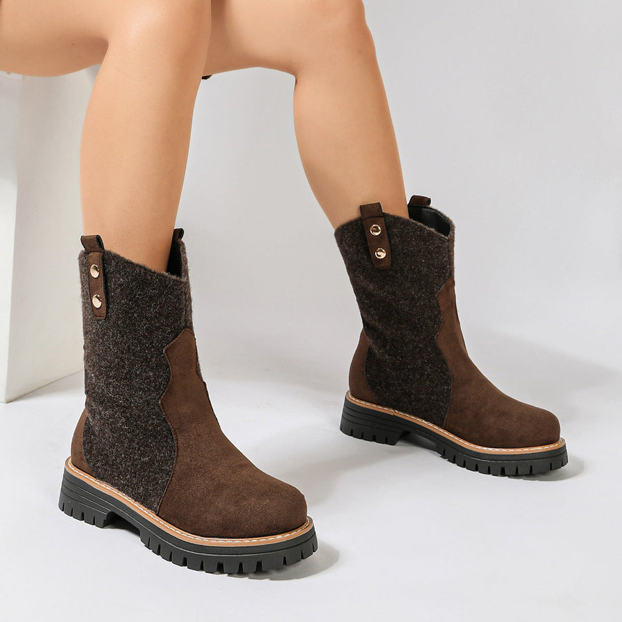 Kurze braune Damenstiefel mit strukturierten Einsätzen und Profilsohle