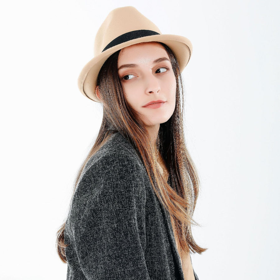 Unisex-fedora i filt med sort bånd i klassisk stil