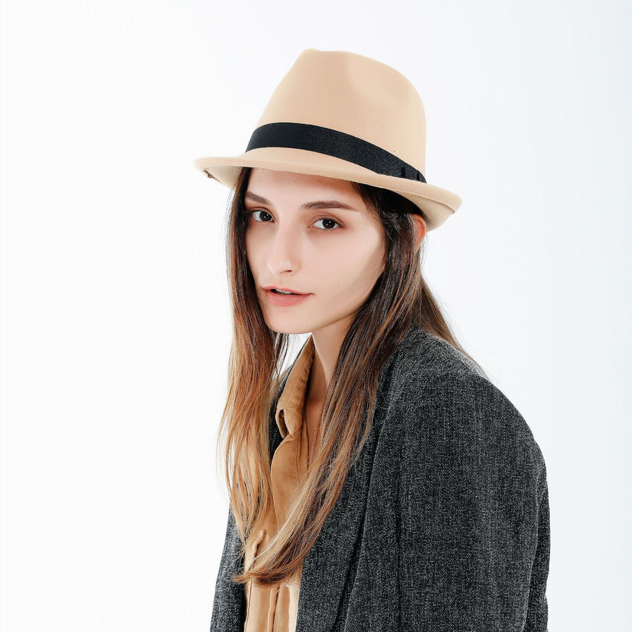 Unisex-fedora i filt med sort bånd i klassisk stil