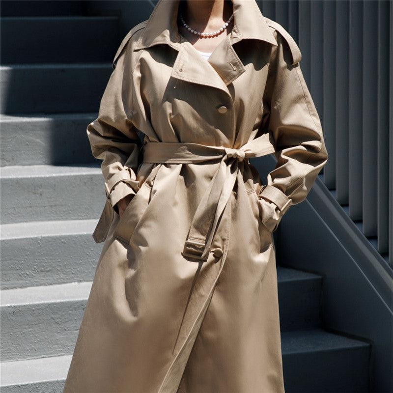 Lang trenchcoat med bælte i afslappet stil, beige