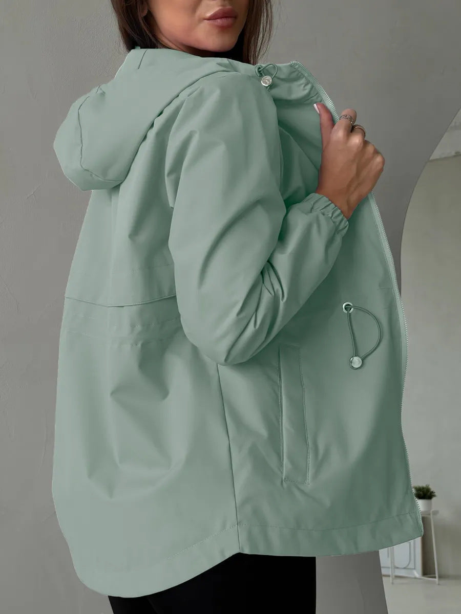 Lichte damesjas met capuchon en aantrekkoord in de taille