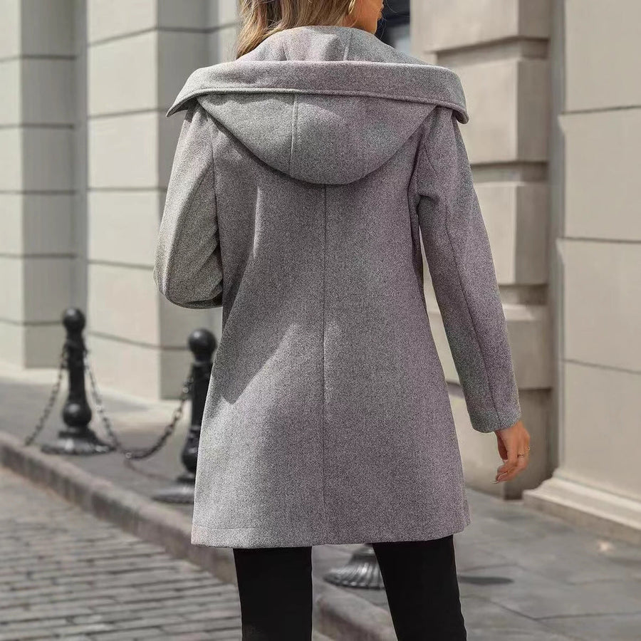 Damski płaszcz średniej długości, zapinany na dwa rzędy guzików, z klapami