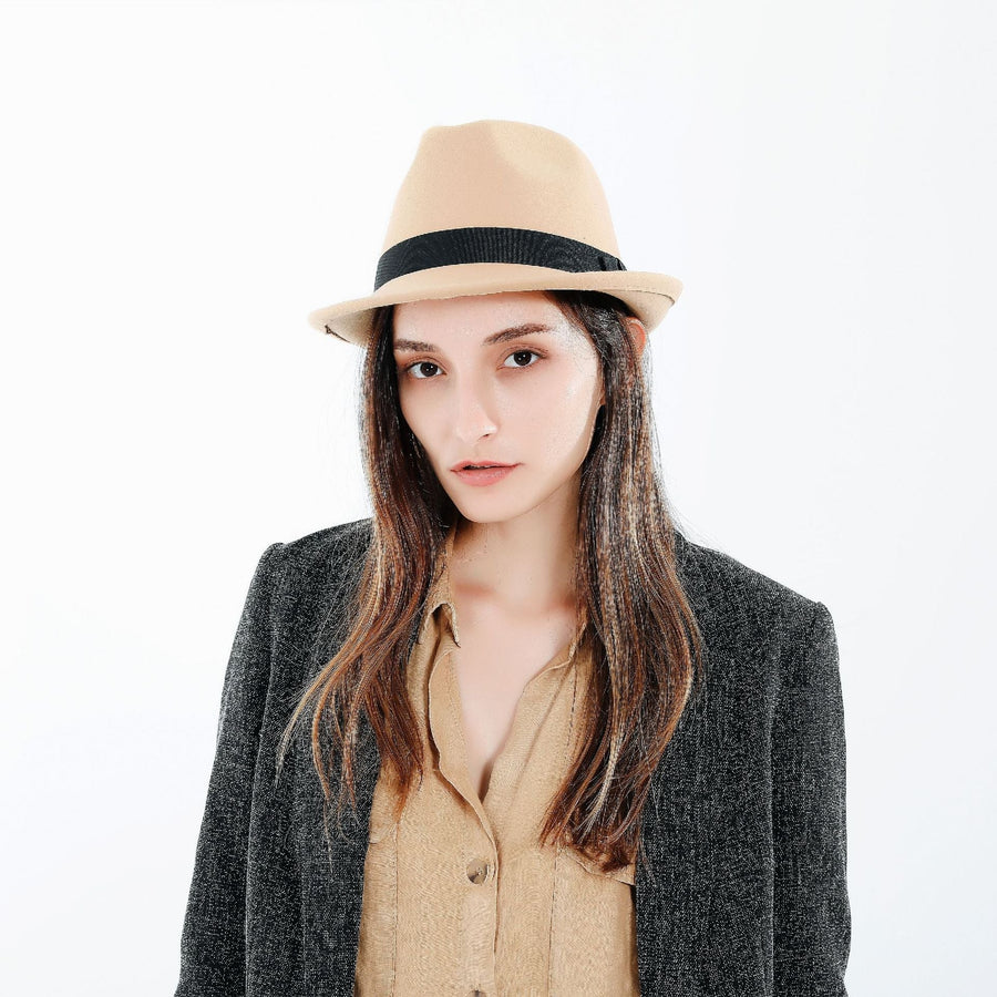 Unisex-fedora i filt med sort bånd i klassisk stil