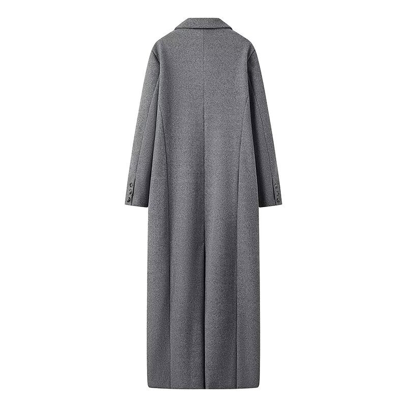 Lang grå damekåpe med oversized passform og dobbeltspent lukking