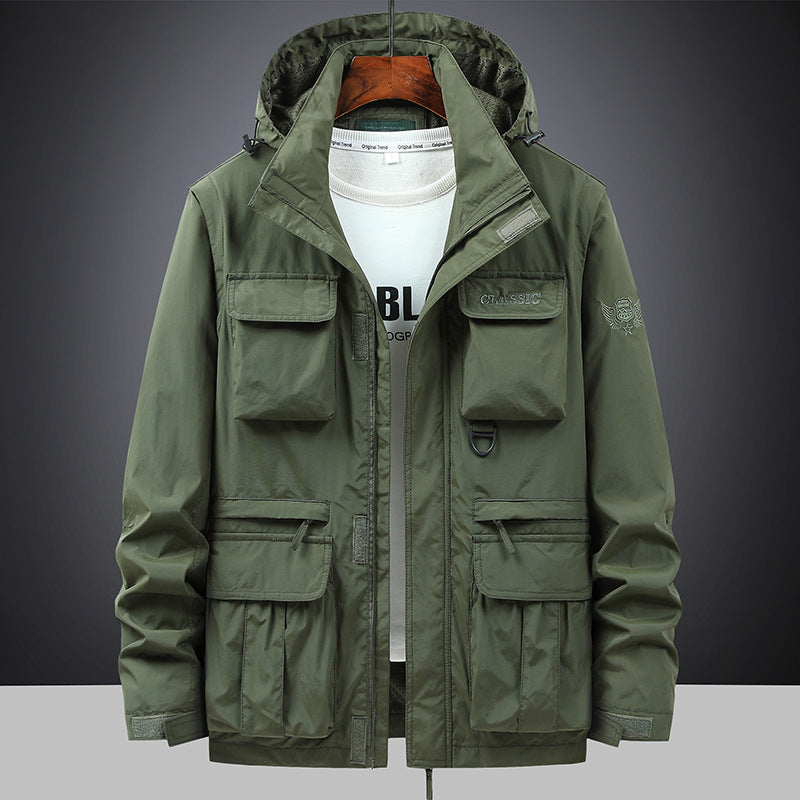 Herrenjacke mit Kapuze, mehreren Taschen und Reißverschluss im Cargo-Stil
