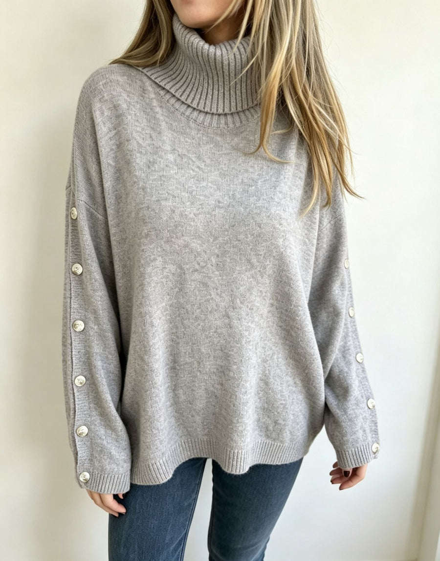 Jersey de cuello alto beige para mujer con botones decorativos en las mangas