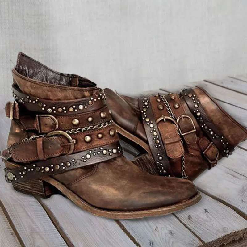 Bruna korta mc-stövlar för dam med spännen, kedjor och metalldubbar i vintagestil