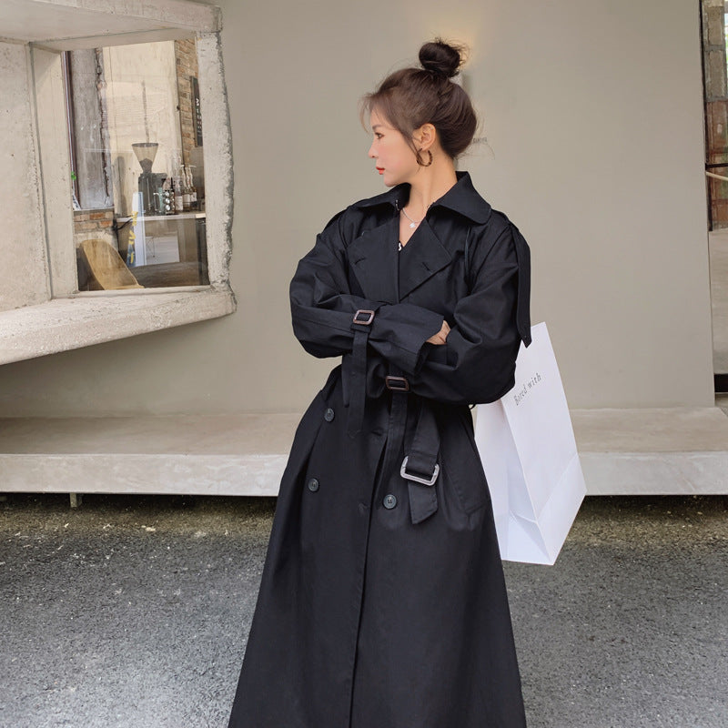 Lång svart dubbelknäppt trenchcoat för dam med skärp