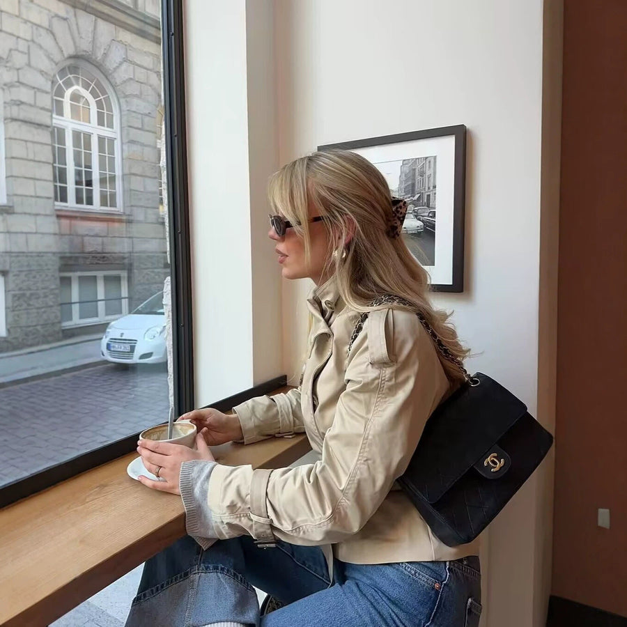Kort trenchcoat-achtig jack met dubbele rij knopen en beige riem