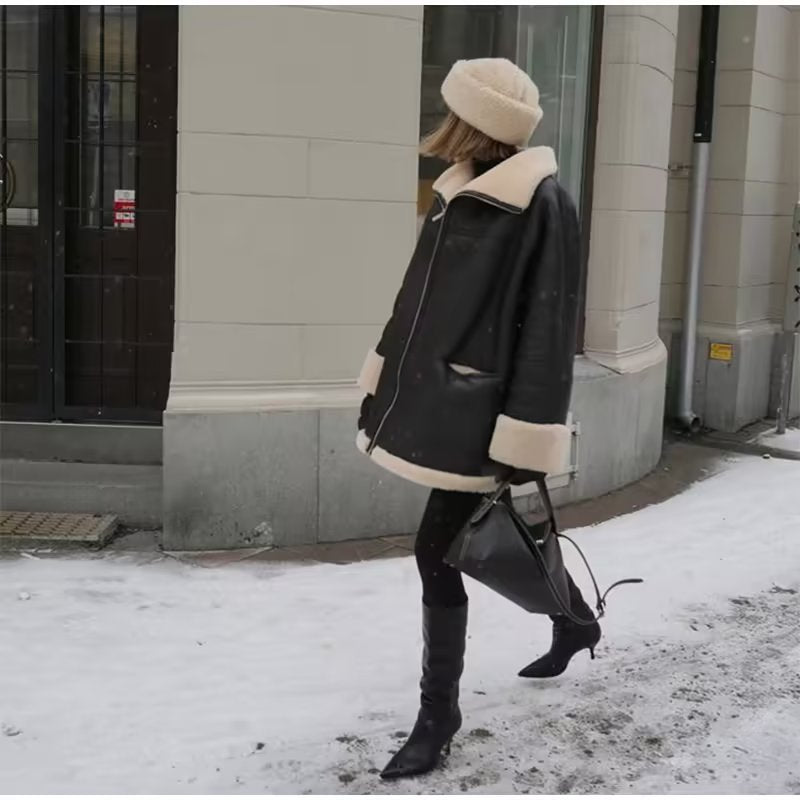 Schwarze Fliegerjacke für Damen mit beigem Futter
