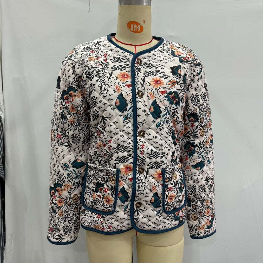 Quiltet jakke med blomster- og geometrisk mønster, kontrastkanter og bohemestil