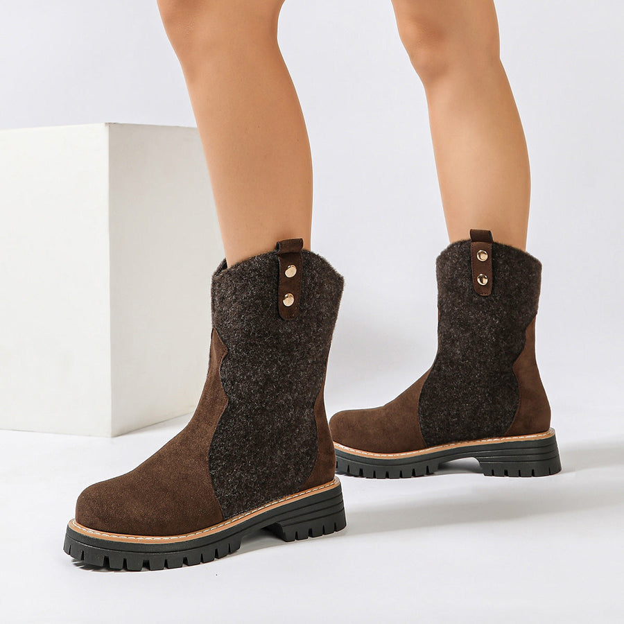 Kurze braune Damenstiefel mit strukturierten Einsätzen und Profilsohle
