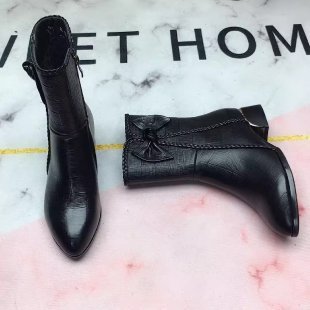 Bruine damesenkellaarsjes met gevlochten strik en elegante blokhak