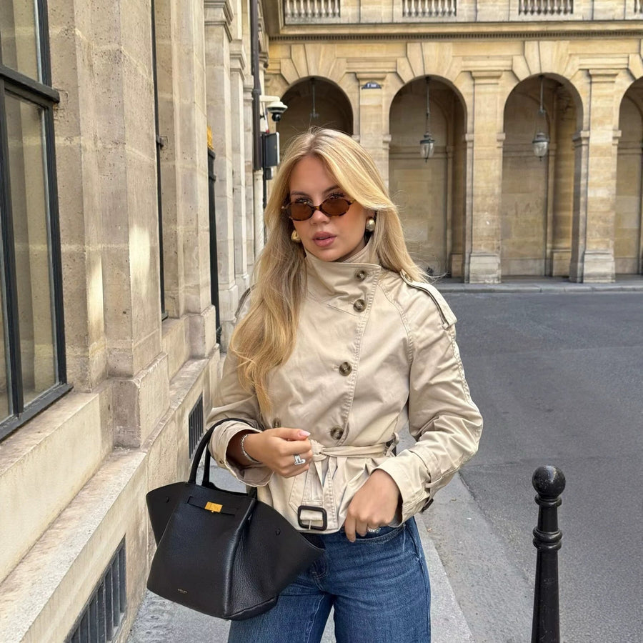 Kort trenchcoat-achtig jack met dubbele rij knopen en beige riem