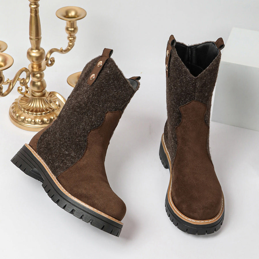 Kurze braune Damenstiefel mit strukturierten Einsätzen und Profilsohle