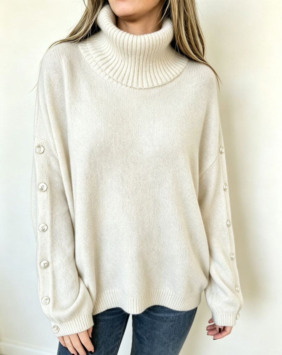 Jersey de cuello alto beige para mujer con botones decorativos en las mangas