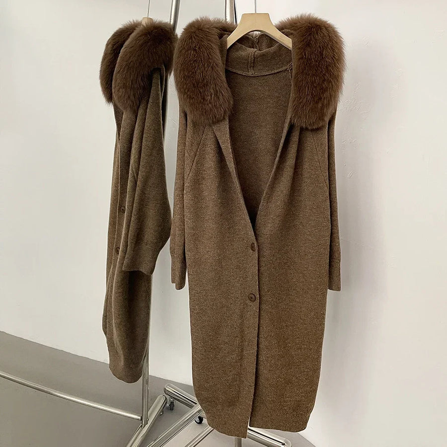 Lang damesvest van gebreid materiaal met kraag in antracietgrijze bontlook