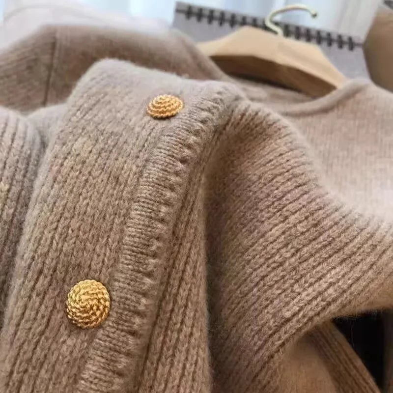 Cardigan da donna in maglia sottile con bottoni dorati, scollo rotondo e maniche lunghe
