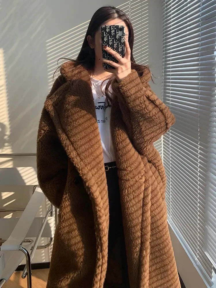 Cappotto lungo con cappuccio in morbido tessuto effetto peluche marrone