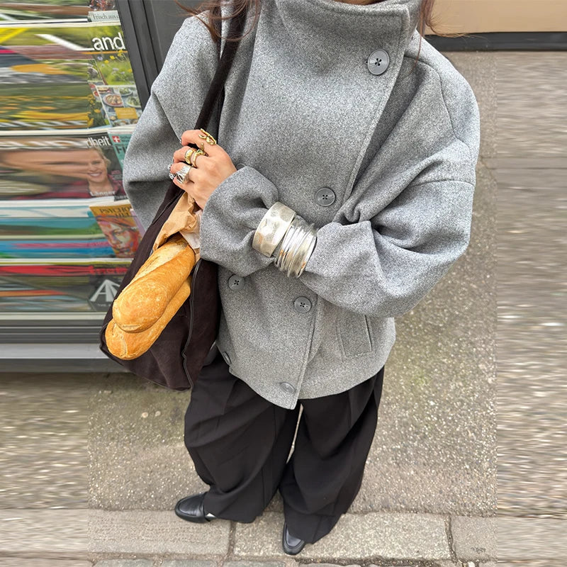 Kort grå jakke med ståkrage og dobbeltspente knapper til dame