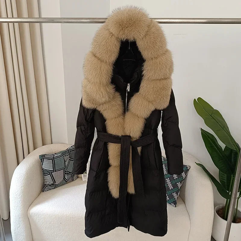 Piumino lungo da donna con cappuccio, rifiniture in pelliccia sintetica, cintura, bianco sporco