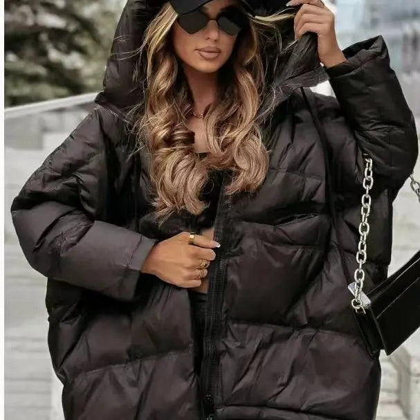 Kurze schwarze Damen-Steppjacke mit Kapuze und weiter Passform