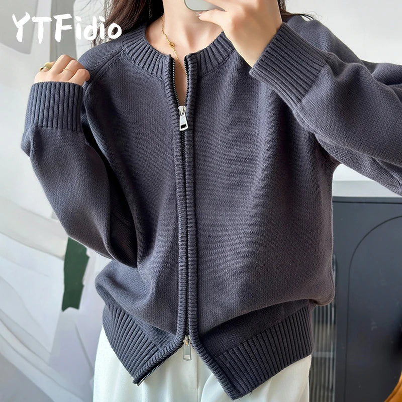 Cardigan til dame med glidelås, rund hals, finstrikket, lange ermer og ensfarget design