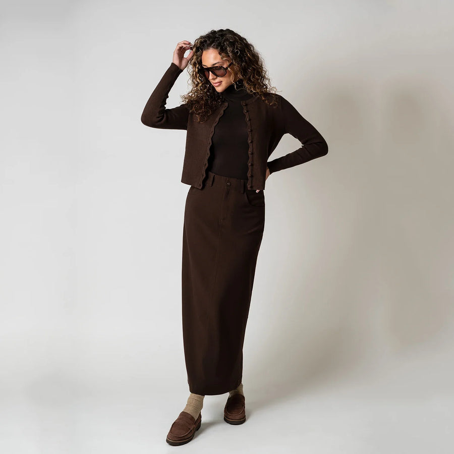Kort ribstrikket cardigan til kvinder med knapper - lange ærmer og rund hals