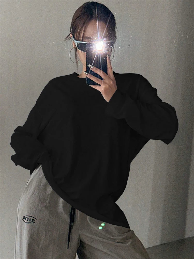 Oversized T-shirt til kvinder med lange ærmer, rund hals og ensfarvet design