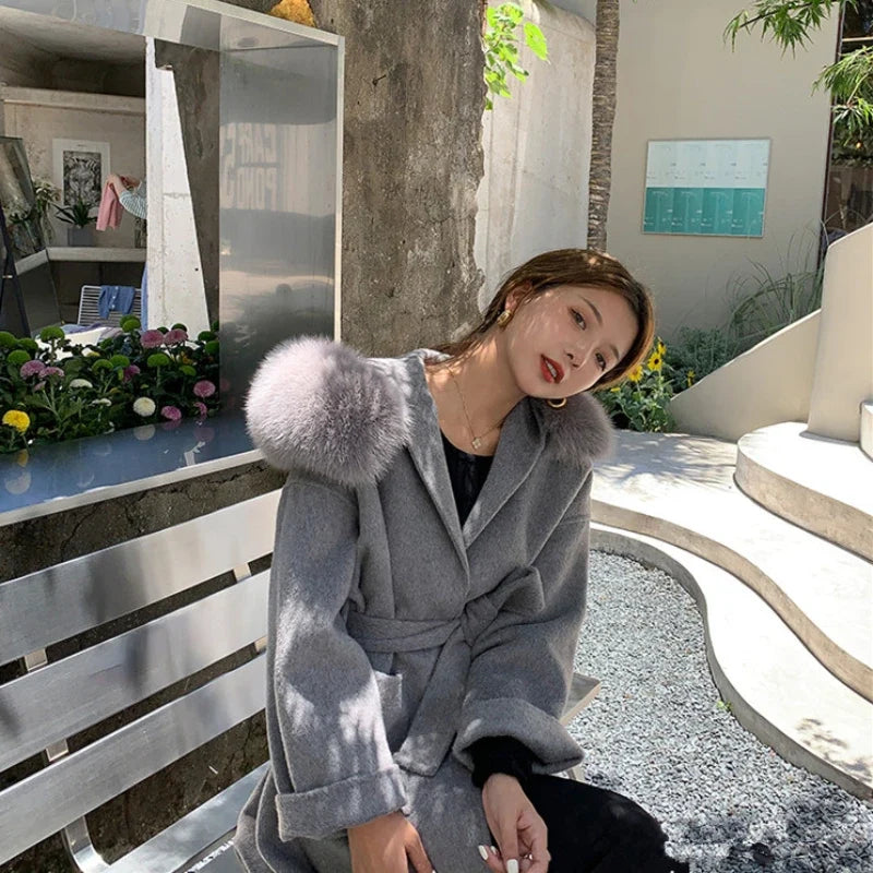Abrigo de longitud media para mujer, gris, con capucha y pompones suaves