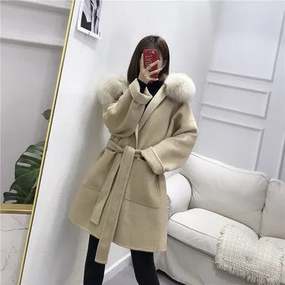 Abrigo elegante para mujer con capucha y mangas con ribete de piel sintética, cinturón extraíble